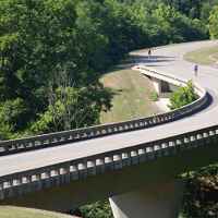 Natchez Trace Parkway: Nashville - Franklin | S curve north of Leiper's Fork - bicyclists.