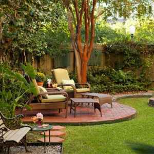 Manicured gardens and outdoor sitting areas. Natchez, MS Bed and Breakfast 