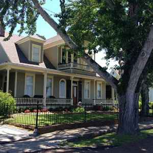 Trail along the top of the bluff next to Victorian-era homes. 