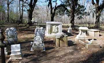 This small cemetery sits just off the Natchez Trace Parkway.