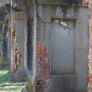 Base of several columns at Windsor Ruins.