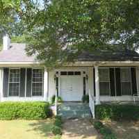 Hammond-Routt House - Just 2 blocks from the court square, this home is located on the original Natchez Trace.