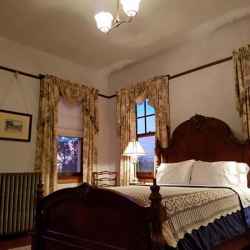 Silkwood Room with a queen size bed.