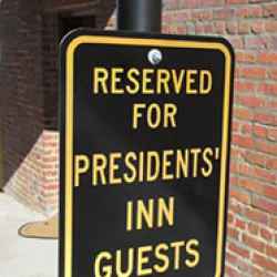 Presidents' Inn - Parking next to your front door.