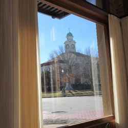 Presidents' Inn - George Washington guest room vestibule area (day view).