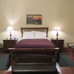 Presidents' Inn - George Washington guest room with a queen size bed.