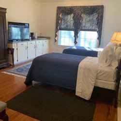 High Pockets room with a pair of twin beds. 