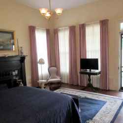 Bedroom 1 - with a queen size bed