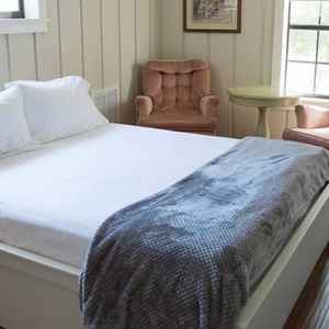 Carriage House Bedroom - French Camp lodging