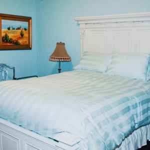 Guest room with a Queen size bed.