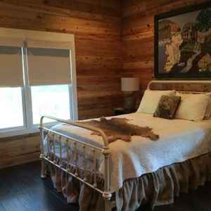 Back Room with a Queen Size Bed - Kosciusko B&B