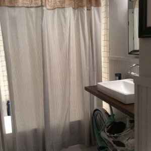 Shared Hallway Bathroom with Tub/Shower Combo