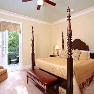 King Size Bed - Natchez Under The Hill lodging