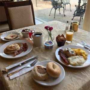 Breakfast Hours: 8 to 10 am - complimentary for Inn Guests