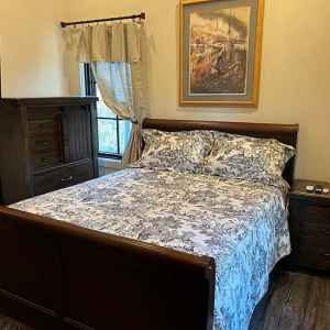 Carriage House - Bedroom with Queen-Size Sleigh Bed