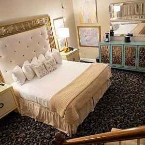 Whirlpool Tub/Honeymoon Suite with King Bed
