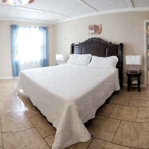 Lower Level Suite with King Size Bed and Trundle Twin Beds